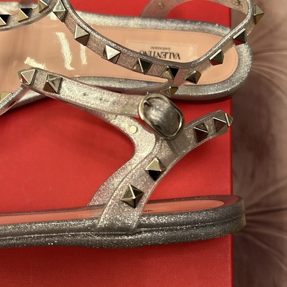 Valentino Garavani gladiator sandal in PVC jelly with signature Rockstud accents - Picture 7 of 8